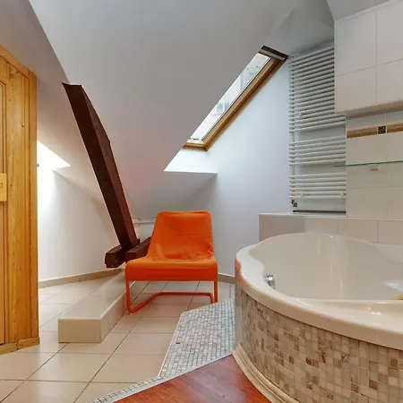 Apartment Charm In Budapest's Bustling 6th District *